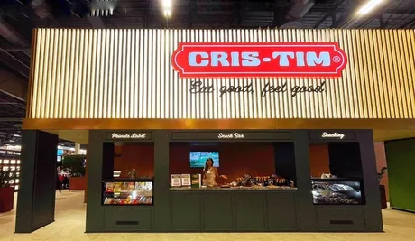 Standul Cris-Tim la un târg, evidențiind produsele și brandul companiei.