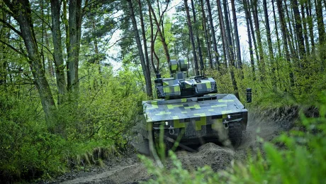 Blindat Lynx în pădure, evidențiind tehnologia modernă de apărare.