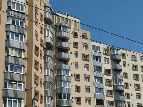 Blocuri de apartamente în București, reflectând piața imobiliară actuală.