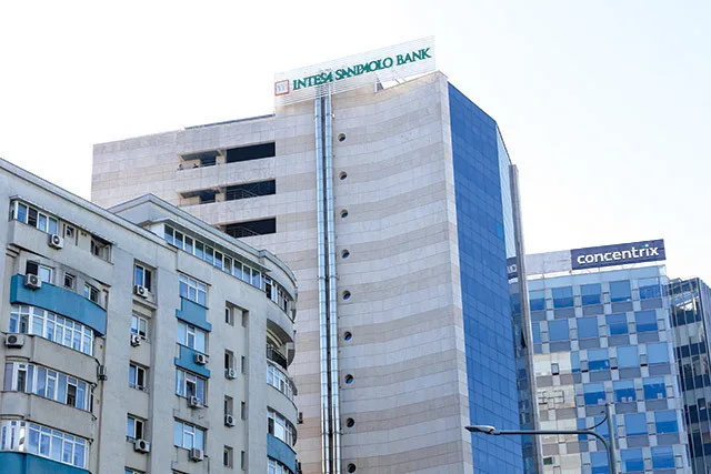 Clădirea Intesa Sanpaolo Bank în București, simbol al sectorului bancar românesc.