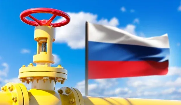 Robinet de gaz cu steagul Rusiei în fundal, simbolizând importurile de combustibili.