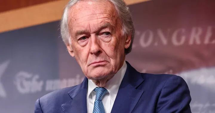 Senatorii democrați solicită clarificări privind revizuirea licențelor ABC.