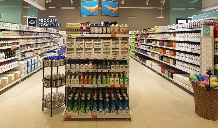 Raft cu produse cosmetice expuse într-un magazin Kaufland