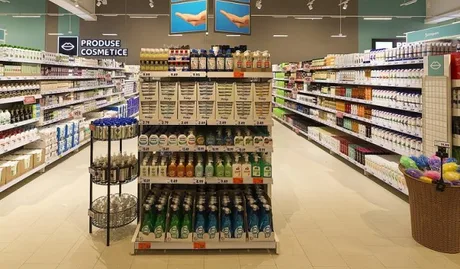 Raft cu produse cosmetice expuse într-un magazin Kaufland