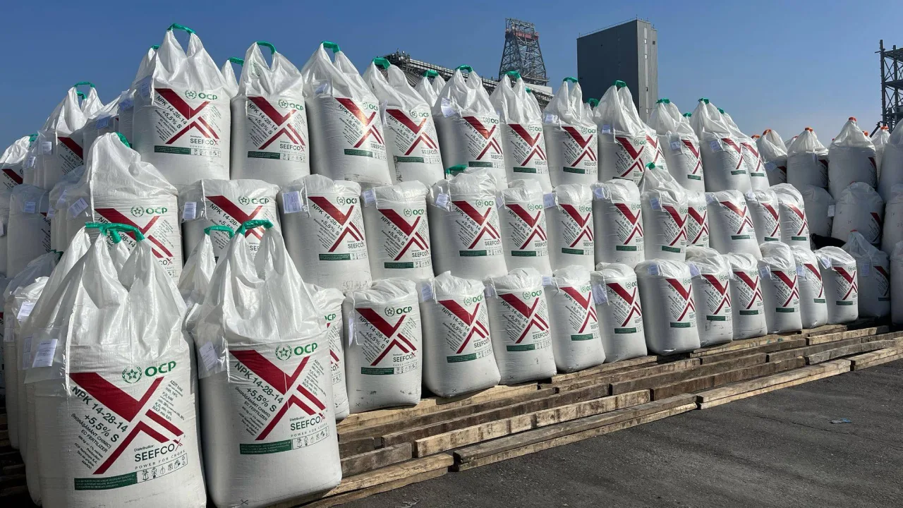 Îngrășăminte stocate pe platformă, esențiale pentru agricultură.