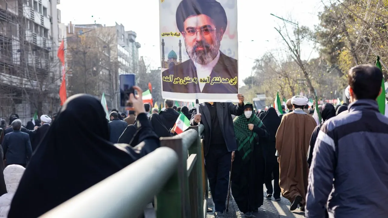 Protestatari cu pancarte în timpul unei demonstrații în Iran.