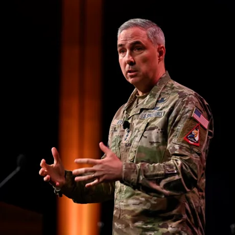 General discutând despre exerciții militare în domeniul spațial.