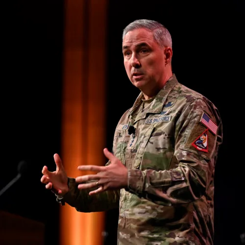 General discutând despre exerciții militare în domeniul spațial.