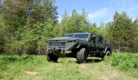 Blindat Sisu GTP într-un peisaj forestier din Ucraina, utilizat de forțele speciale.