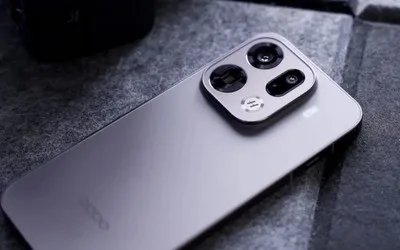 Smartphone OPPO Find X9 Ultra pe o suprafață texturată, evidențiind camerele sale avansate.