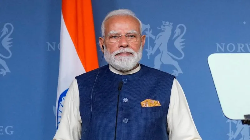 Narendra Modi în timpul unei conferințe de presă, evitând întrebările jurnaliștilor.