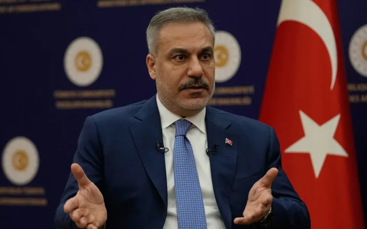 Hakan Fidan discută despre armistițiul Iran-SUA la un forum diplomatic.