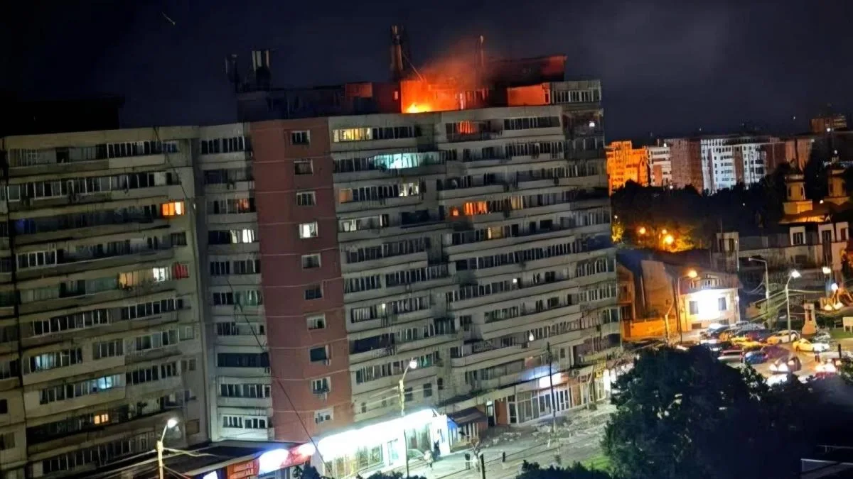 Incendiu pe acoperișul unui bloc din Galați după prăbușirea unei drone.