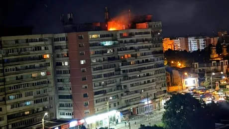 Incendiu pe acoperișul unui bloc din Galați după prăbușirea unei drone.