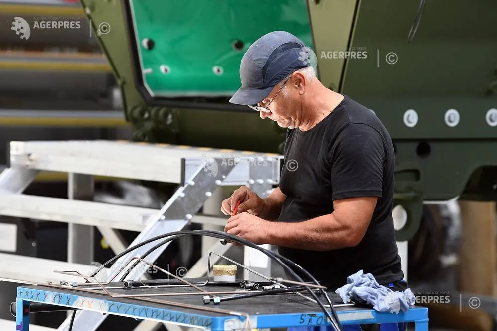 Un muncitor reparând echipamente industriale într-o fabrică.