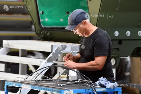 Un muncitor reparând echipamente industriale într-o fabrică.