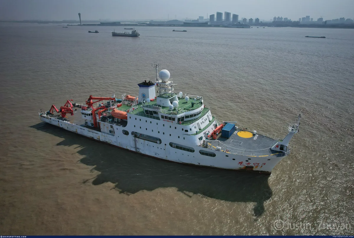 Nava Dong Fang Hong 3 în timpul operațiunilor de cercetare oceanică.