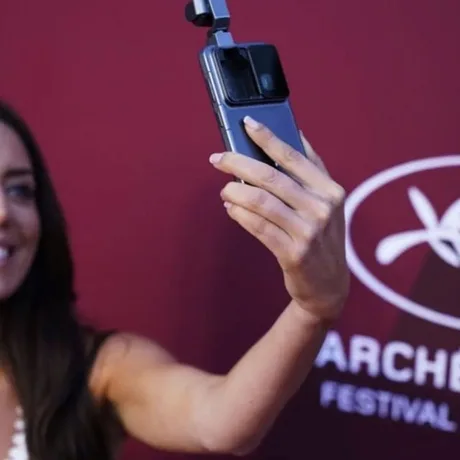 Un telefon inovator cu braț robotic, prezentat la Festivalul de la Cannes.