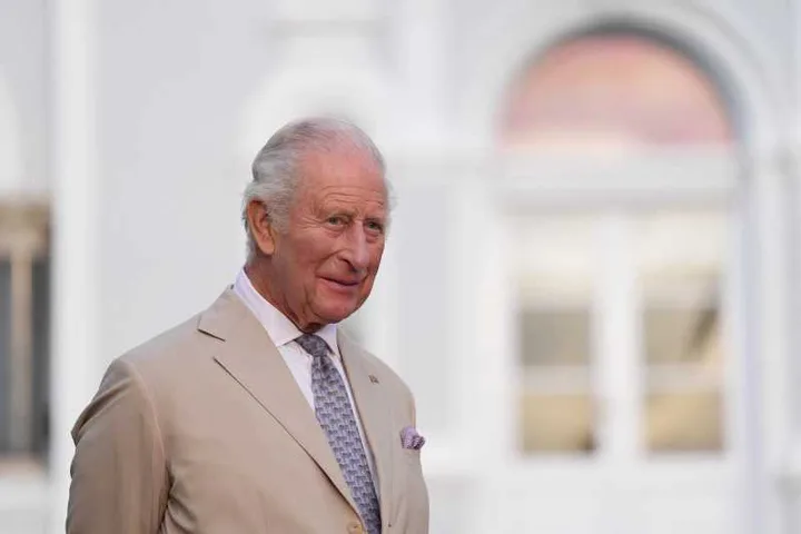 Regele Charles al III-lea zâmbește în timpul vizitei în Bermuda.