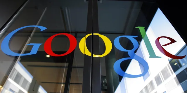 Logo-ul Google pe ușa unei clădiri moderne, simbolizând inovația tehnologică.