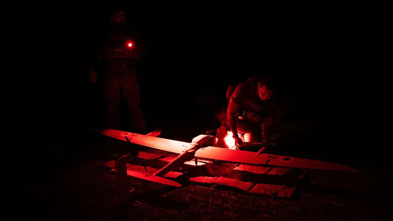 Soldați pregătind drone pentru un atac nocturn în Ucraina.