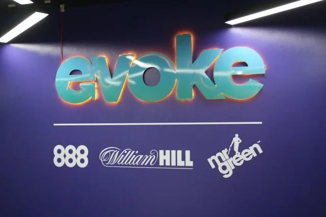 Logo-ul grupului Evoke, un jucător important în industria jocurilor de noroc.
