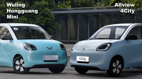 Compararea modelelor Allview 4City și Wuling Hongguang Mini în context urban.