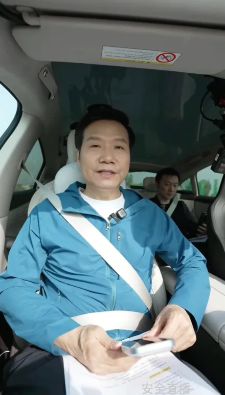 Lei Jun discutând despre strategia de marketing a Xiaomi Auto în timpul unei transmisiuni live.