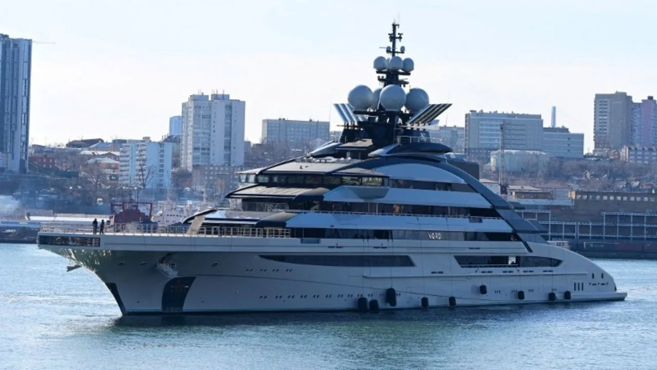 Superiahtul North navighează prin Strâmtoarea Ormuz, ocolind blocada americană.