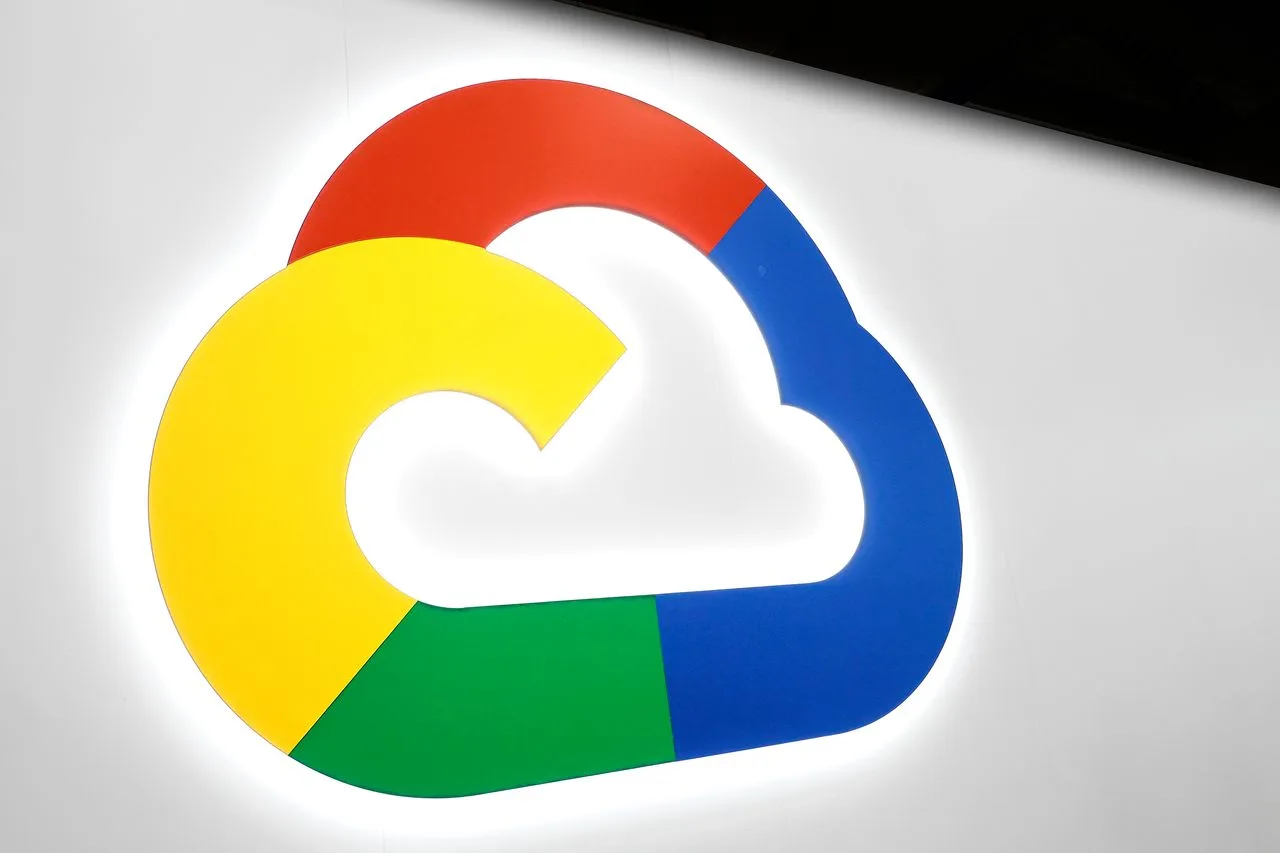 Logo-ul Google Cloud, simbolizând soluții tehnologice avansate pentru medii clasificate.