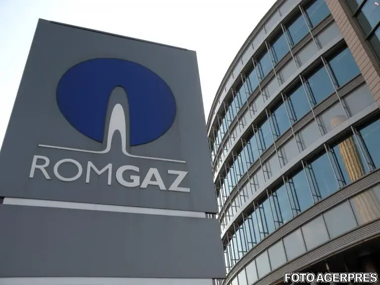 Logo-ul Romgaz pe clădirea companiei, simbolizând investițiile și creșterea salarială.