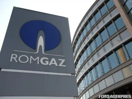 Logo-ul Romgaz pe clădirea companiei, simbolizând investițiile și creșterea salarială.