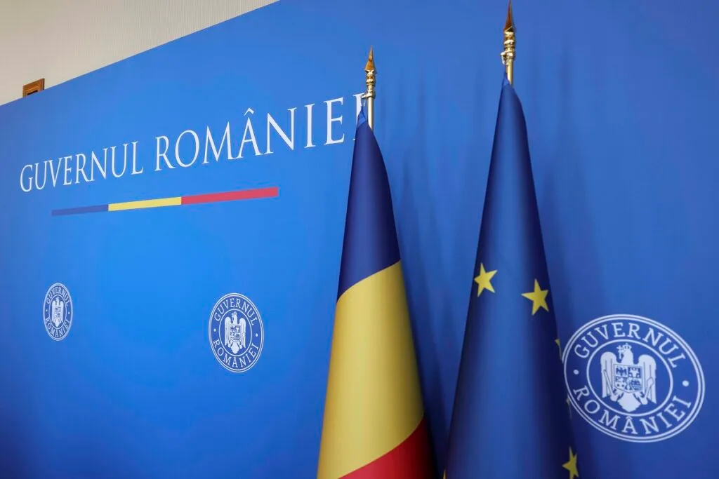 Steagurile României și Uniunii Europene pe un fundal al Guvernului României.