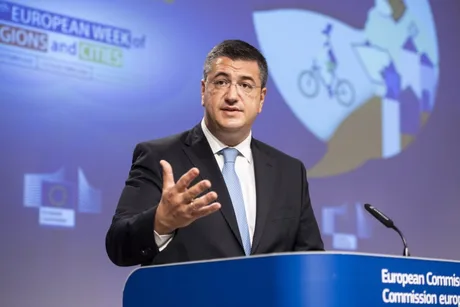 Apostolos Tzitzikostas discută despre infrastructura militară europeană.