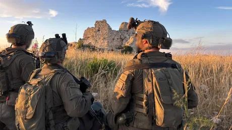 Militari israelieni observând fortăreața Beaufort din sudul Libanului.