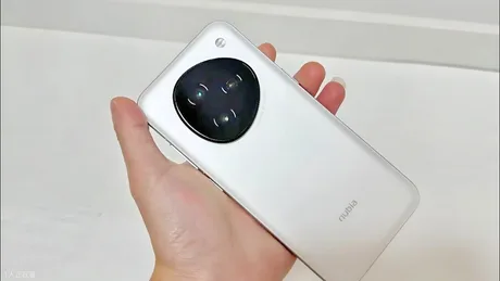 Un telefon modern cu un design elegant și camere de calitate superioară.