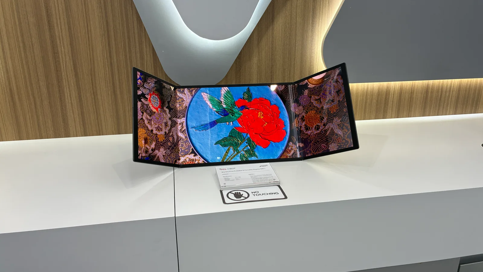 Ecran OLED inovator cu luminozitate extremă la MWC 2026.
