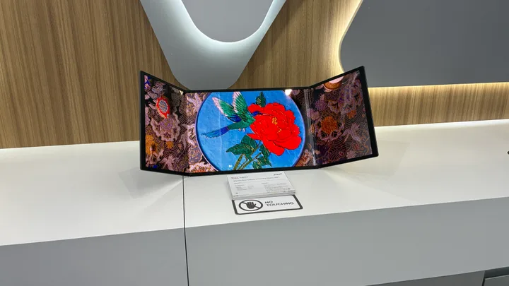 Ecran OLED inovator cu luminozitate extremă la MWC 2026.