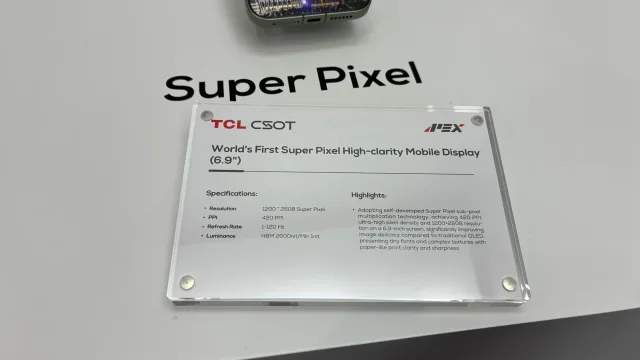 Detalii tehnice despre display-ul Super Pixel la standul TCL.