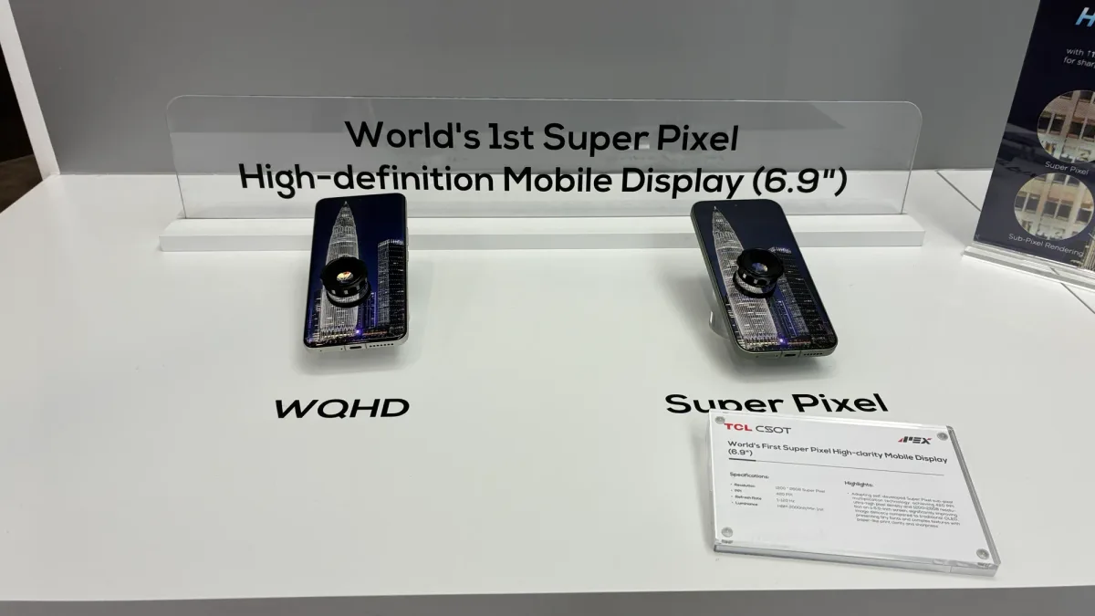 Compararea ecranelor WQHD și Super Pixel la MWC 2026.