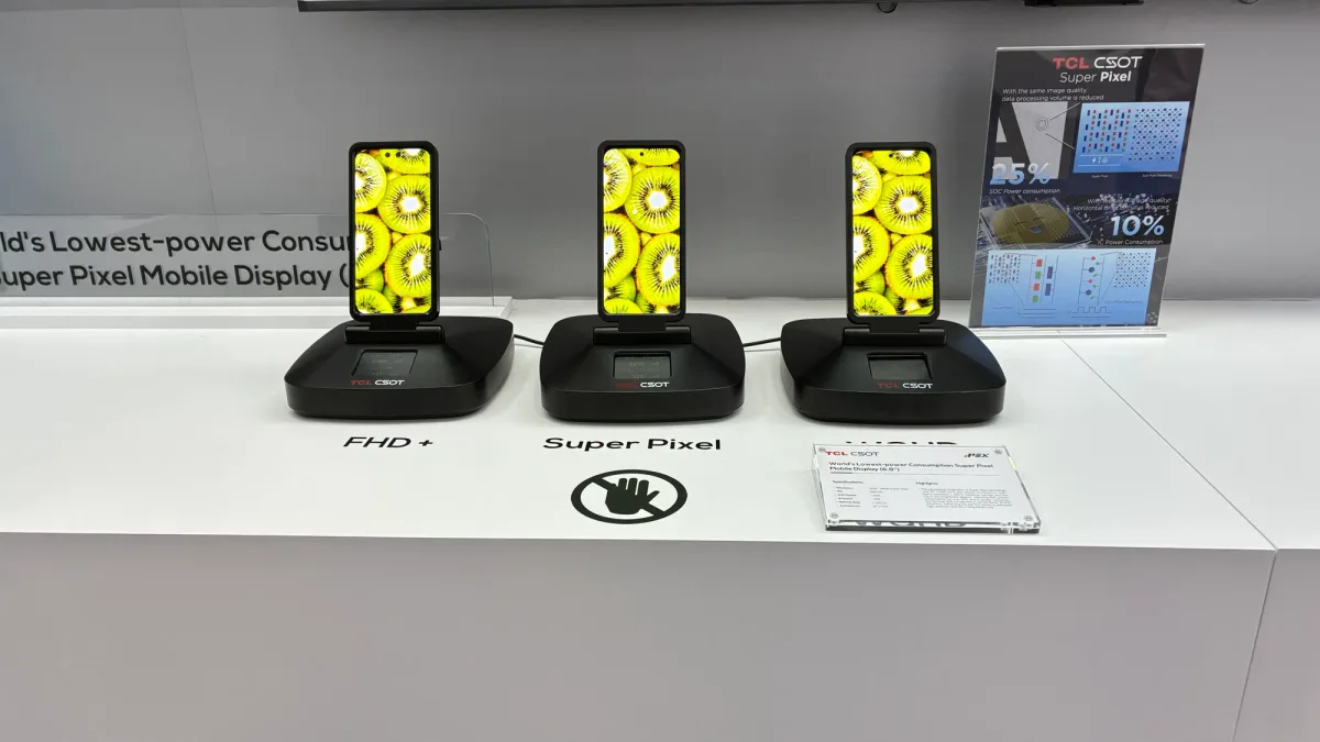 Standul TCL CSOT cu ecrane Super Pixel la MWC 2026.