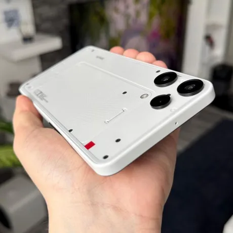 Telefonul CMF Phone 3 Pro cu design modern și camere duale.