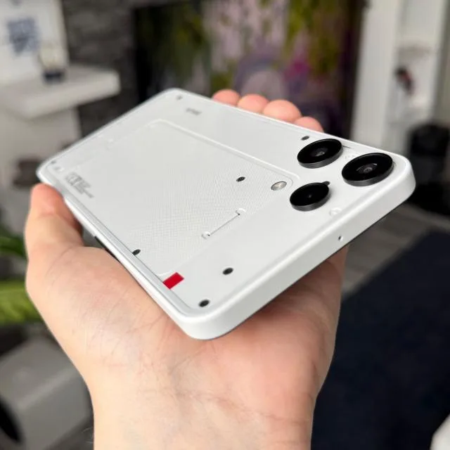 Telefonul CMF Phone 3 Pro cu design modern și camere duale.