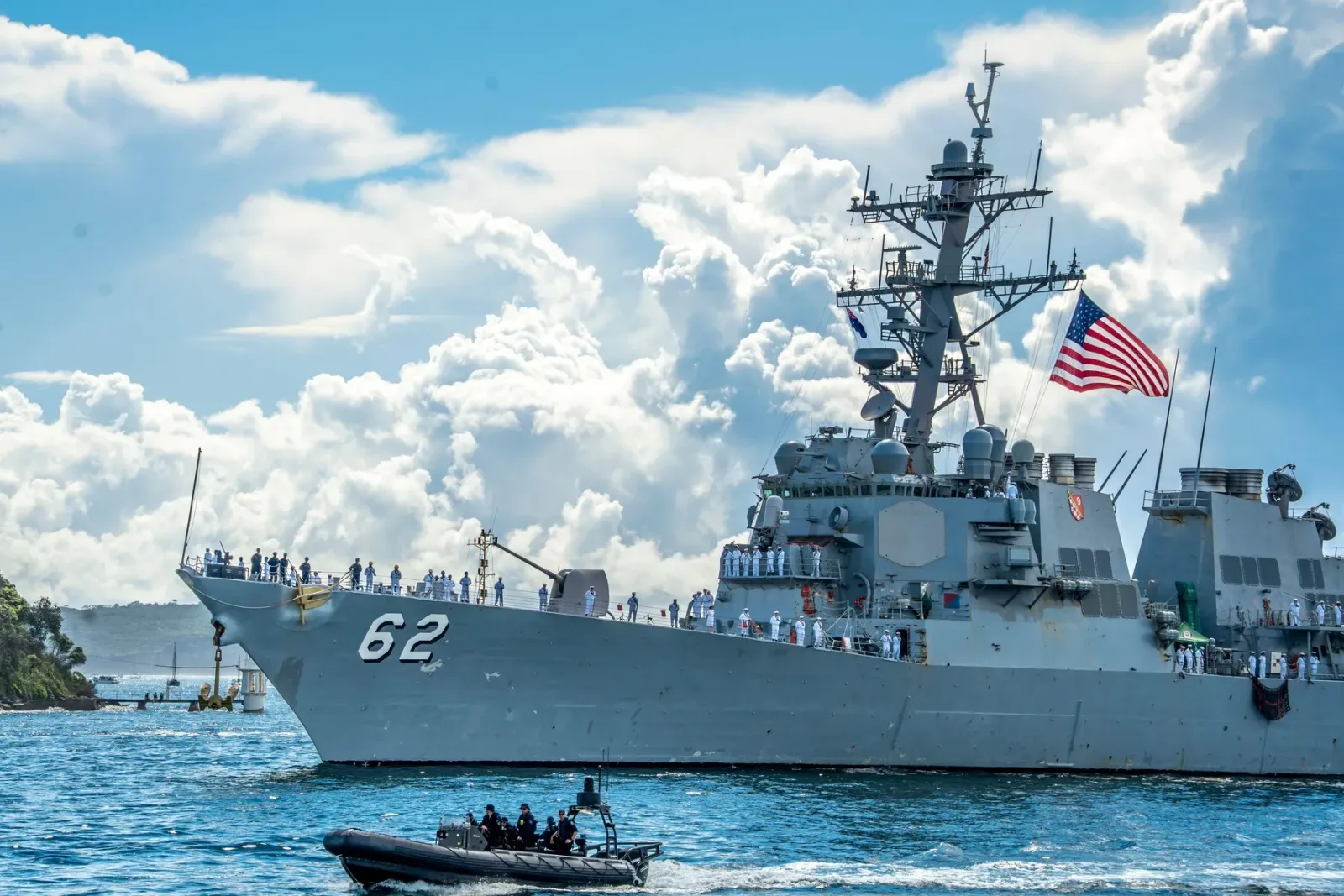 Distrugător american navigând în Strâmtoarea Ormuz, sub cerul înnorat.