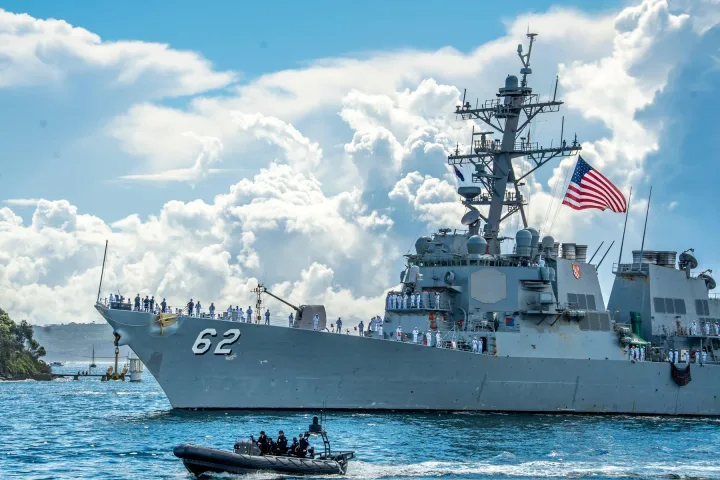 Distrugător american navigând în Strâmtoarea Ormuz, sub cerul înnorat.