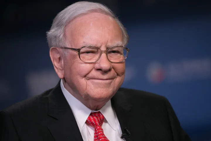 Warren Buffett discutând despre investiții în presa digitală.