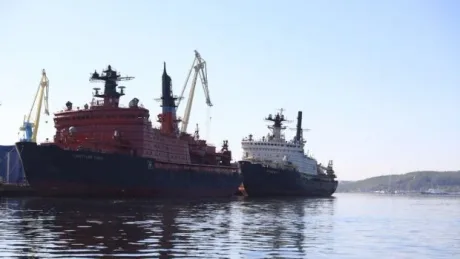 Vaporase ancorate în port, pregătite pentru exporturi de motorină.