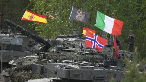 Tancuri cu steaguri ale mai multor țări europene în context militar.