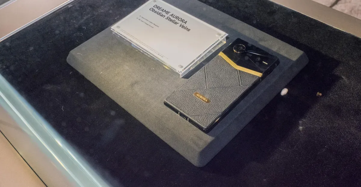 Telefon modular Aurora Lux expus la evenimentul Dreame din California.