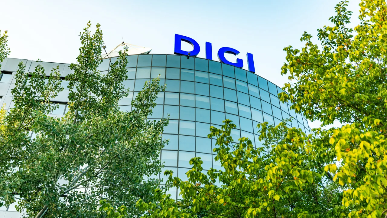 Clădirea grupului DIGI înconjurată de copaci verzi.